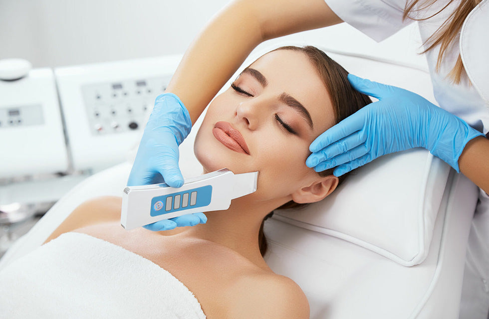 Ultrasonic Facial Cleansing Devices Vs. Traditional Cleansing: What's Better For You